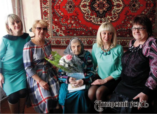 Жительницу Аткарска поздравили со 102-летием