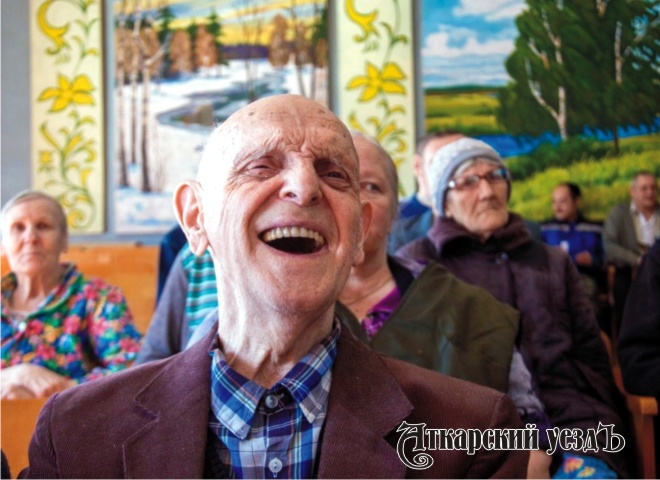 Волонтеры посетили Дом-интернат для престарелых с концертом и подарками