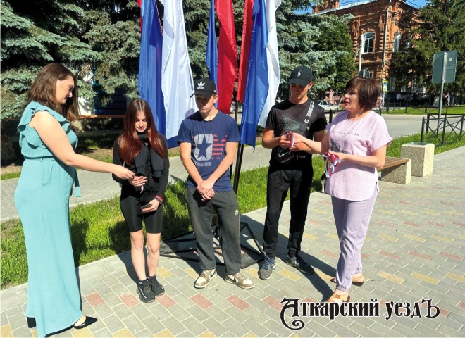 Жителям г. Аткарска раздали ленточки цветов российского триколора