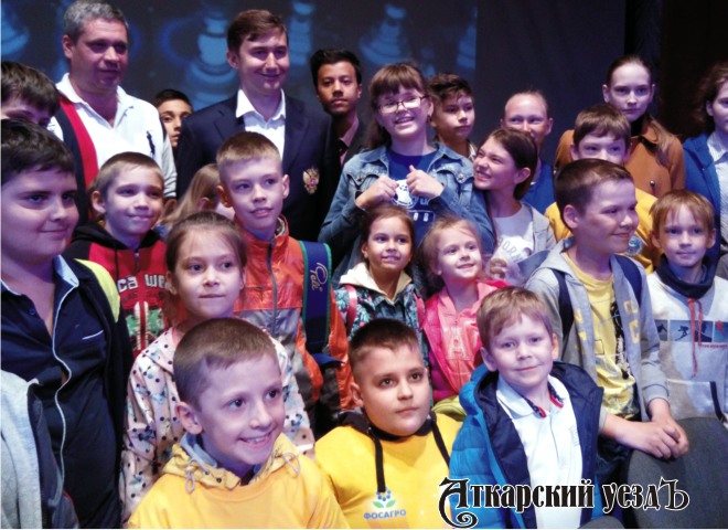 Юный аткарчанин встретился с чемпионом мира по шахматам Сергеем Карякиным