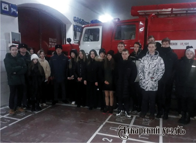 Аткарские школьники примерили обмундирование пожарной охраны