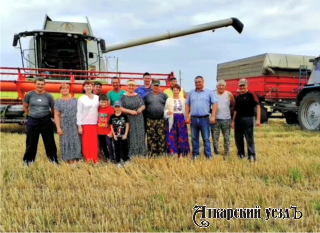 Артисты из села Даниловка Аткарского района выступили в поле перед хлеборобами