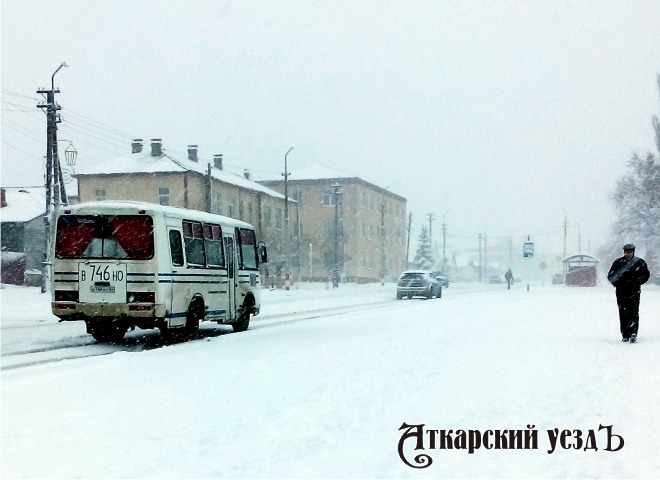 Автобус на заснеженных улицах Аткарска