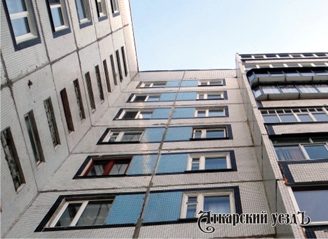 В Балаково арестовали прыгнувшую с 6-го этажа с малышом женщину