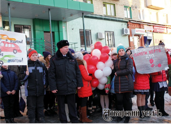 В Аткарске запустили в небо воздушные шары в День памяти жертв ДТП