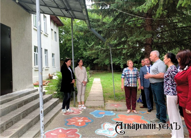 Зампред облдумы осмотрел ремонт детских садов в городе Аткарске