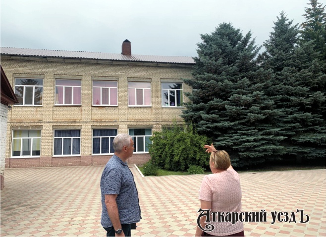 Алексей Антонов посетил ремонтируемые школы Аткарского района