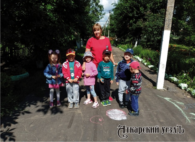 Ребята из села Большая Екатериновка рисовали на асфальте лето