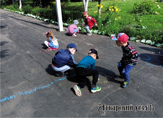 Ребята из села Большая Екатериновка рисовали на асфальте лето