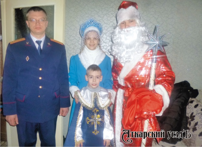 Работники Аткарского следственного отдела поздравили детей с ограниченными возможностями с Новым годом