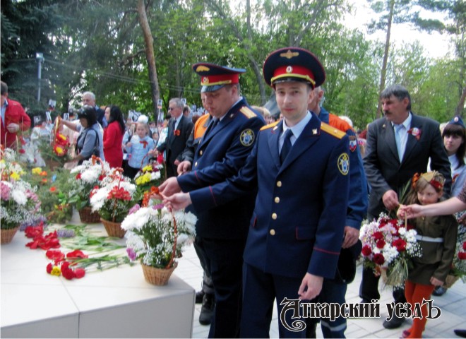 Возложение цветов к Мемориалу Славы сотрудниками Аткарского межрайонного следственного отдела СУ СК России