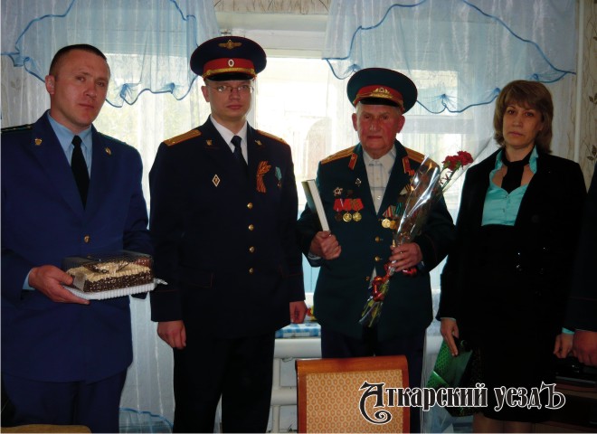 95-летний ветеран из Аткарска Василий Дмитриевич Теслин принимает поздравления сотрудников межрайонного следственного отдела