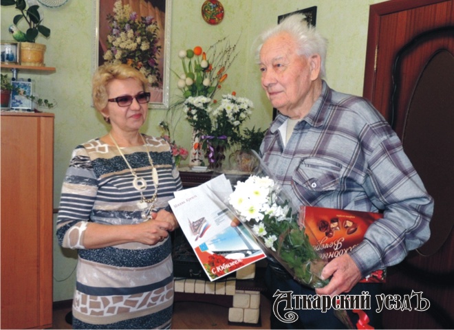 Руководитель ЦСЗН Валентина Будько поздравила ветерана Григория Афанасьева с 90-летним юбилеем