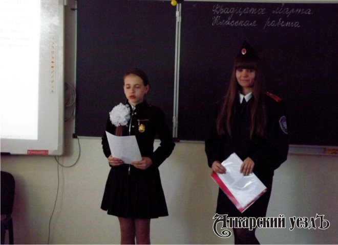 Члены военно-патриотического клуба рассказывают лопуховским школьникам о казаках на войне