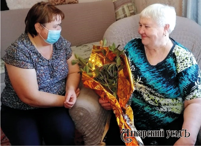 Сотрудники Аткарского КЦСОН поздравили бабушек и дедушек