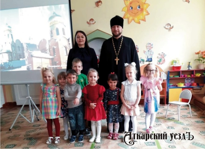 Отец Роман встретился с воспитанниками детского сада «Ласточка»