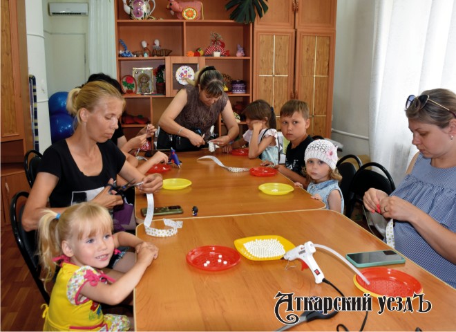В Аткарске волонтёры научили детвору делать броши в виде ромашки