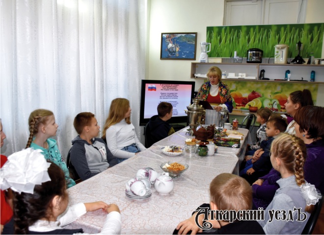 В КЦСОН ко Дню народного единства устроили чаепитие для детей