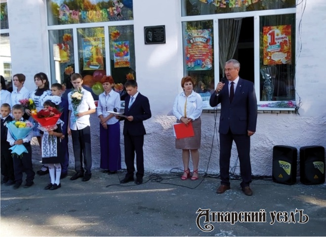 Депутат Сергей Чередников поздравил учащихся и учителей школы Елизаветино