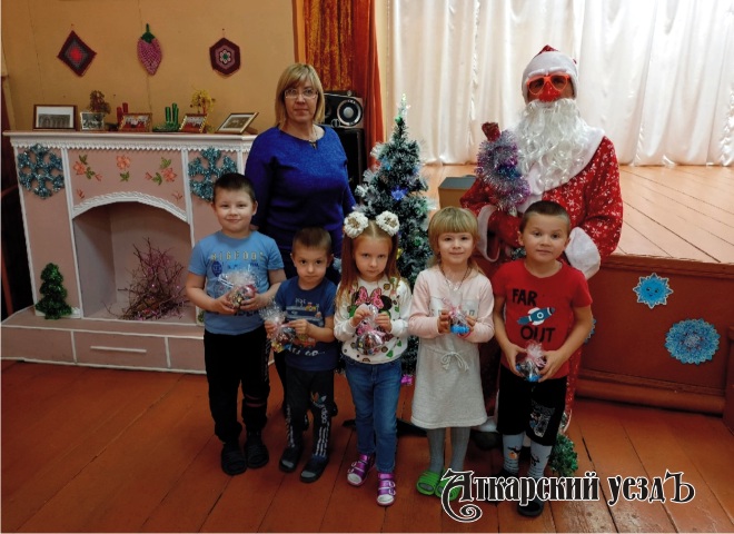 В аткарском селе дети поздравили Деда Мороза с днем рождения