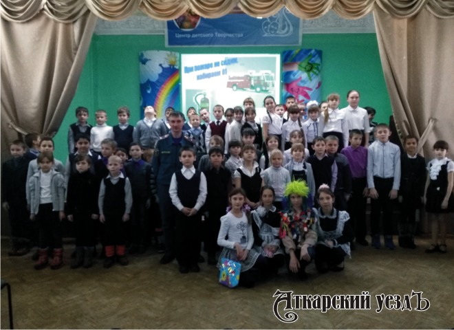 Школьников в Аткарске учил пожарной безопасности домовенок Шпули 