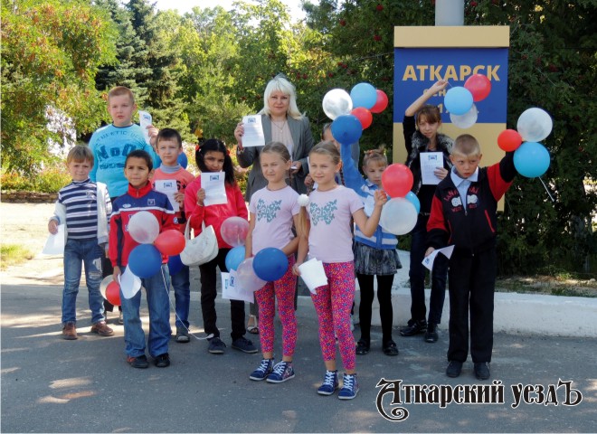 Педагог ЦСЗН и дети провели информационную акцию «Российский триколор»