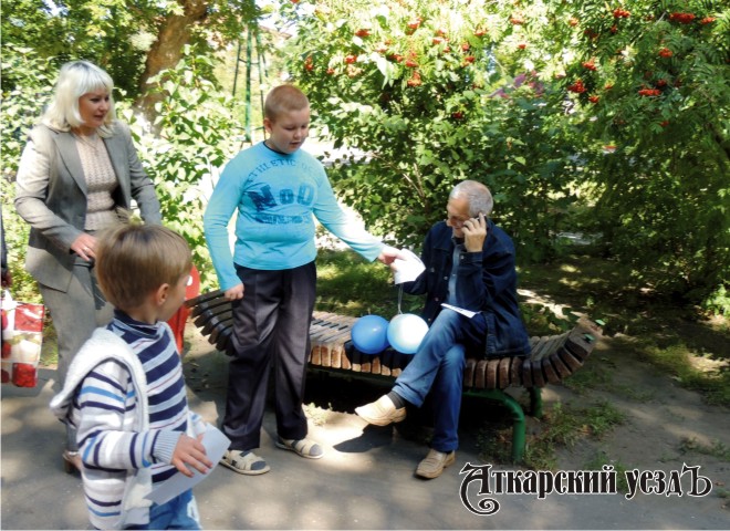 Дети раздали в парке воздушные шары цветов российского триколора
