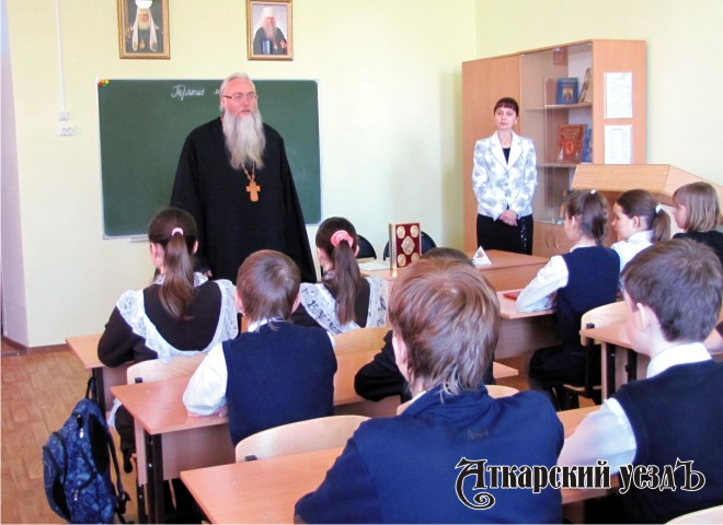 Димитрий Кальда и Эльмира Дусаева на уроке православной культуры