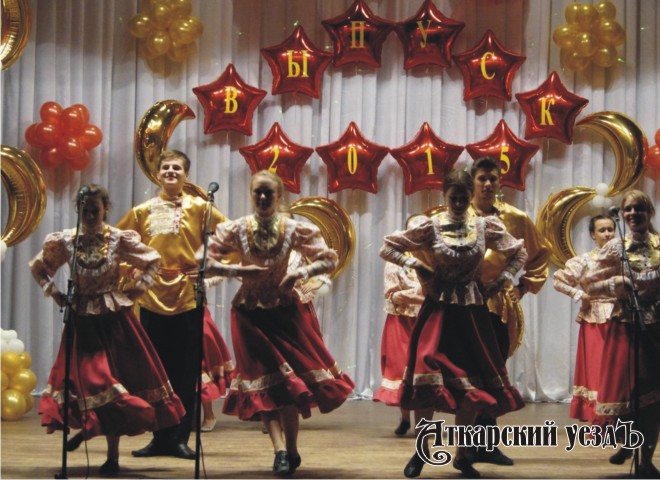 Русский народный танец подарили выпускникам ученики 9-10 классов