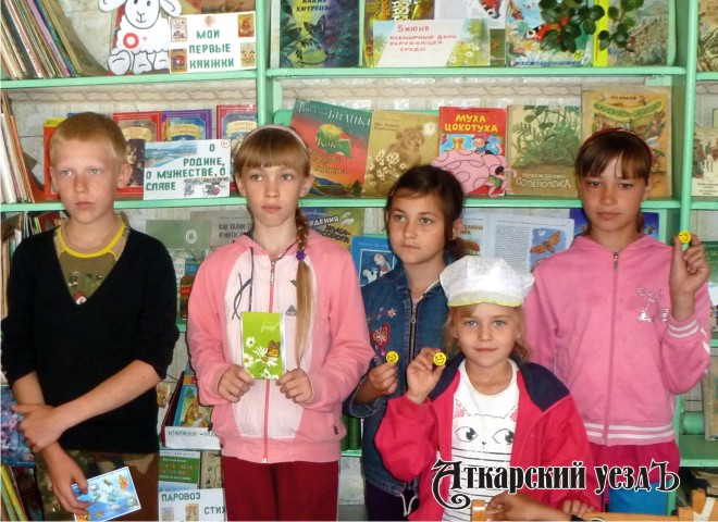 Участники познавательно-экологической игры в библиотеке села Петрово Аткарского муниципального района