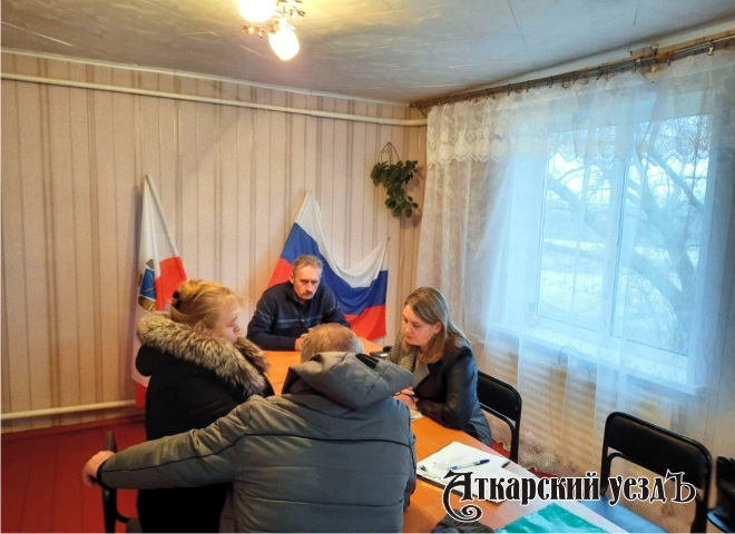 В селе Иваново-Языковка побеседовали с должниками по налогам