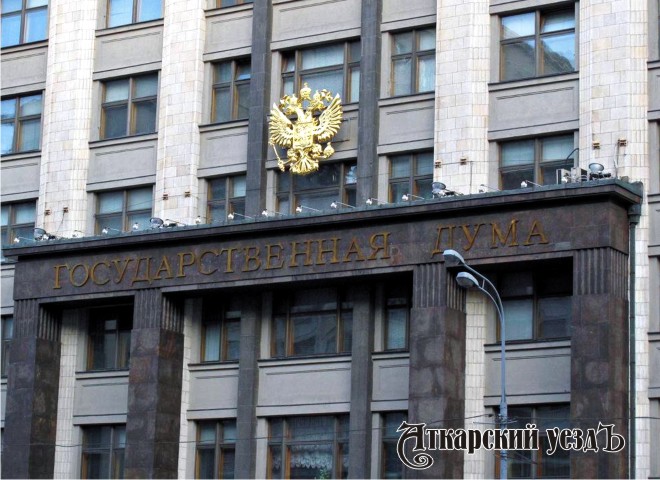 Здание Госдумы с гербом