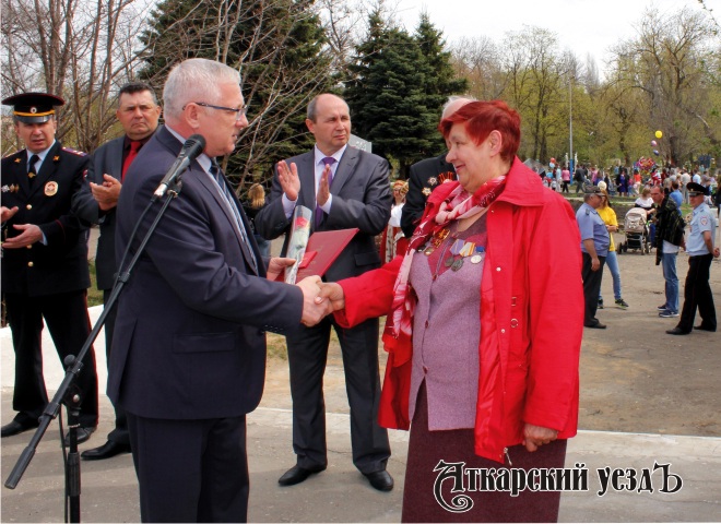 Вручение удостоверения почетного гражданина Аткарского района Ольге Павловне Яровой