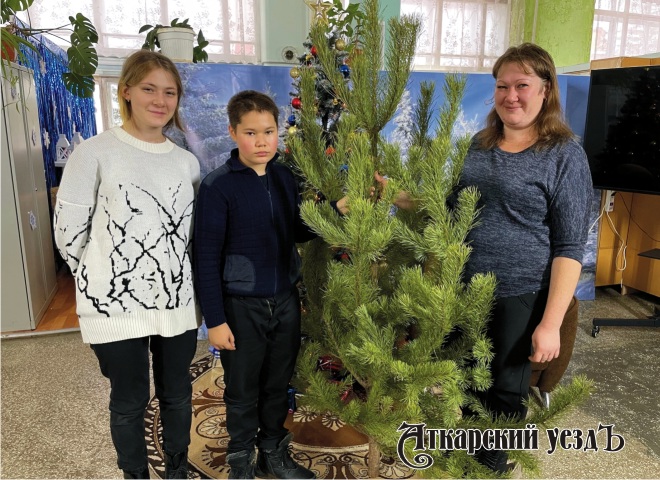 Семьям мобилизованных в Аткарске подарили новогодние ёлки