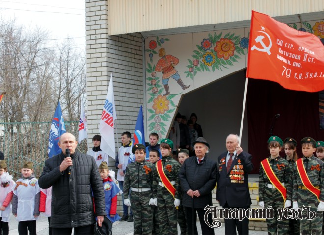 В Аткарске состоялась церемония передачи Знамени Победы делегации Татищевского района
