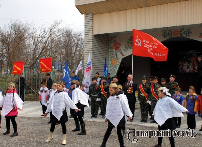 Аткарские ребята исполнили танец, посвященный Великой Отечественной войне