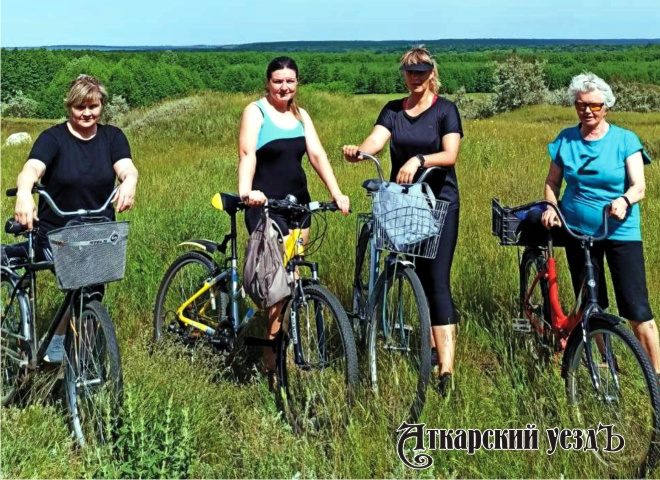 Жительницы села Озерное занимаются фитнесом на свежем воздухе