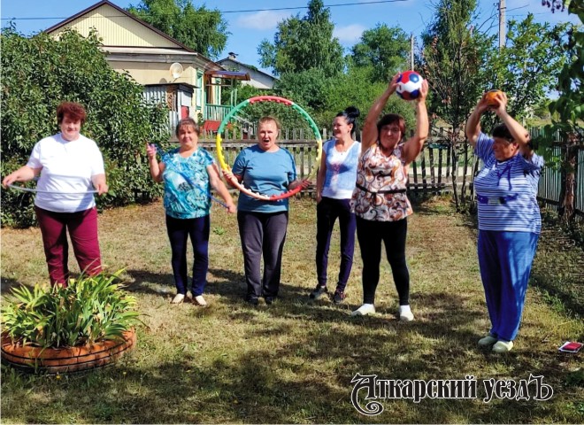 В селе Даниловка на День физкультурника провели зарядку на улице