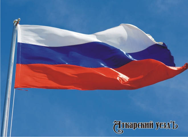 59% россиян поддержали введение в школе церемонии поднятия флага