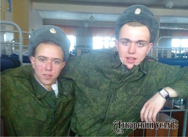 В селе Большая Екатериновка провели выставку армейский фотографий
