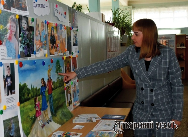 В Аткарском КЦСОН открылась выставка «Детство – это  ты и я»