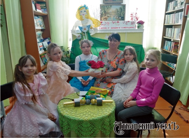 В селе Большая Екатериновка поздравили с праздником маму 8 детей