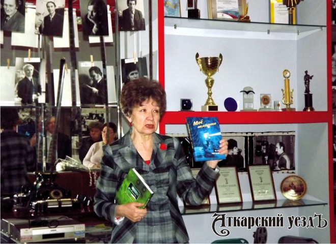 Экскурсию делегации ведет директор музея Татьяна Пашкина
