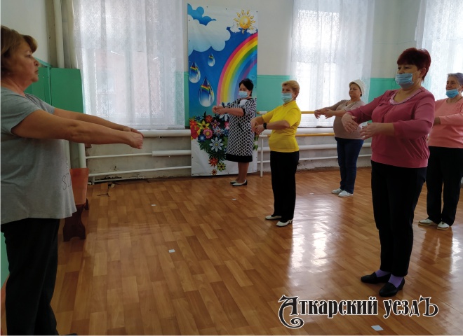 Группа старинного танца «Марфаринка» усвоила урок профессионала