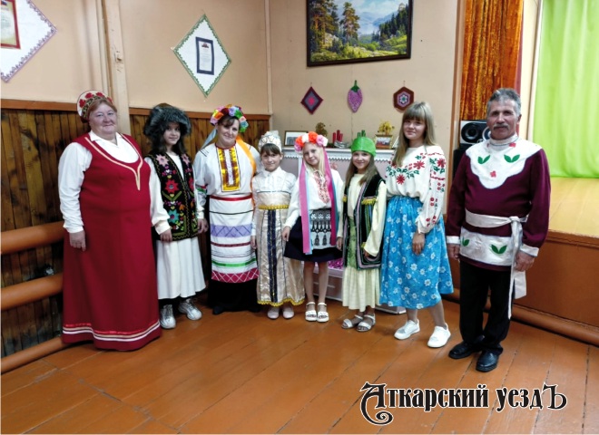 В селе Большая Екатериновка взрослые и дети водили Хоровод Мира