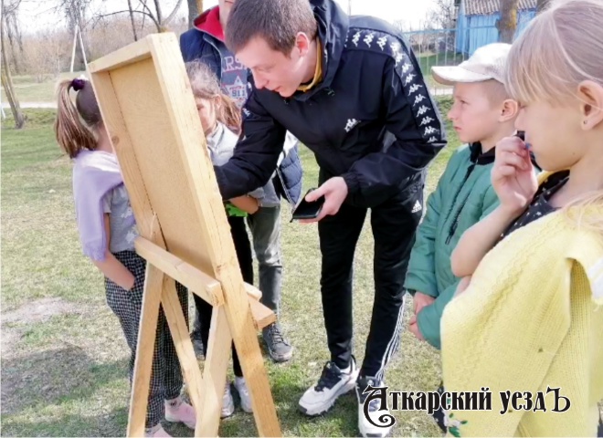 Художник провел мастер-класс по рисованию для детей из Даниловки