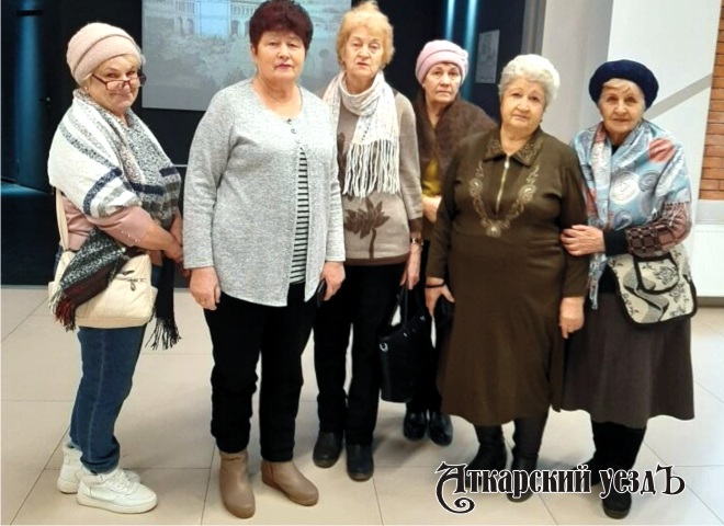 Аткарские пенсионеры в историческом парке «Россия – моя история»