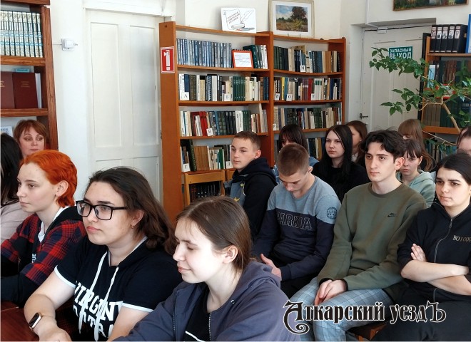 Студентов в стенах библиотеки Аткарска готовили быть избирателями