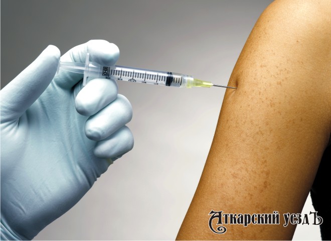 Доктор делает вакцинацию от гриппа