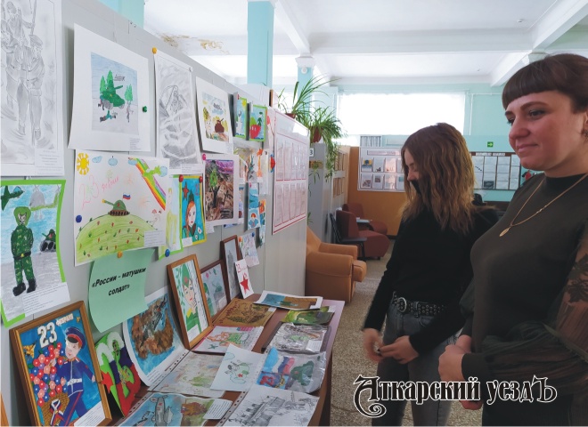В КЦСОН развернута выставка детских работ «России-матушки солдат»